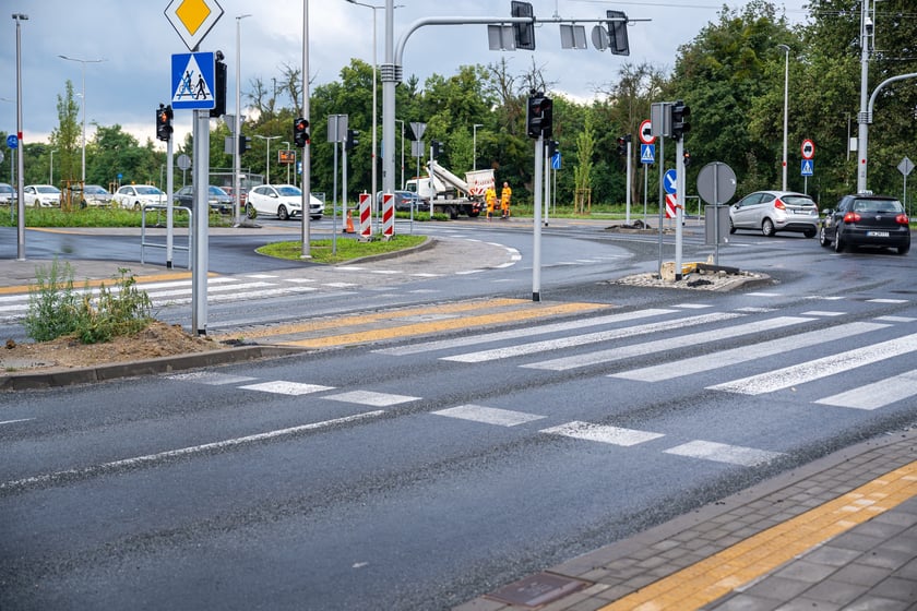 Skrzyżowanie alei Wielkiej Wyspy z ulicą Mickiewicza i aleją Paderewskiego